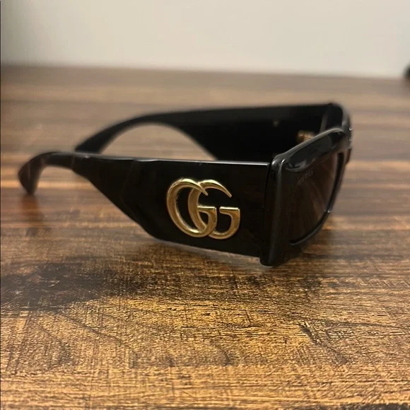 Gucci | Accessories | Gucci Black Sunglasses With Gold Logo  display picture 3